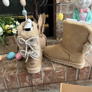 UGG NIB Size 7 Classic bow
